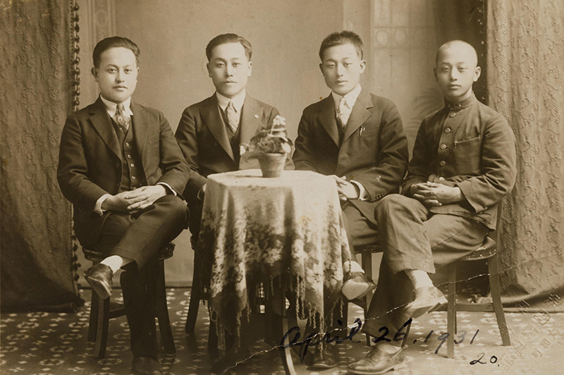 남성 4명의 초상사진 개성 지전사진관 1931.jpg