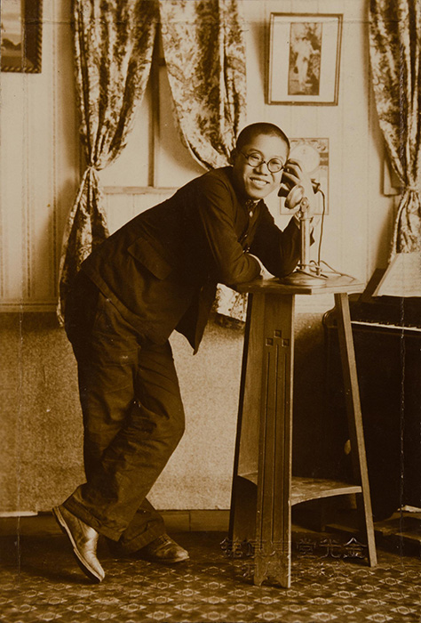 전화 받는 포즈를 취한 남학생의 초상사진 금광당사진관 1920년대.jpg