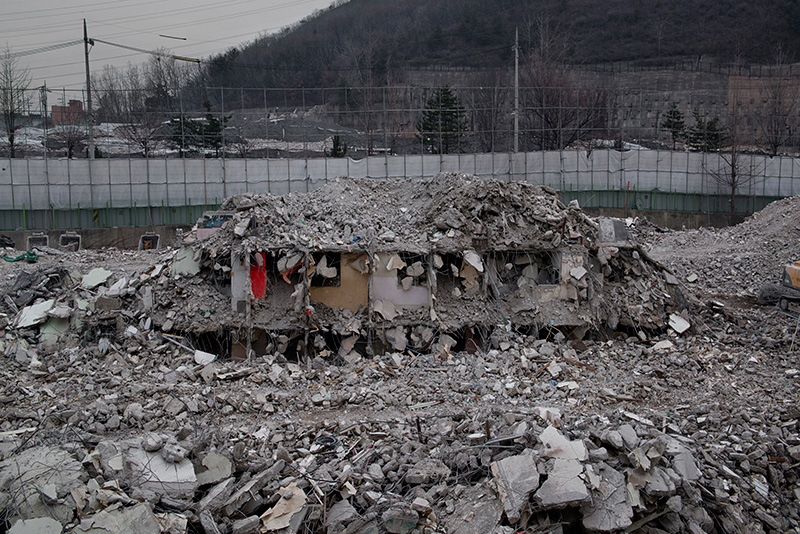 ⓒ 정지현, Demolition Site 01 Outside, Pigment print, 120x160cm, 2013.jpg